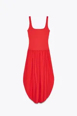 Vestido midi rojo de escote cuadrado y tirantes anchos. Detalle de bajo redondeado en tejido combinado a tono.