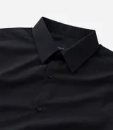 Camisa de vestir de hombre, corte regular, color blanco, confeccionada en microfibra. Tiene cuello inglés, mangas largas y abotonadura frontal.