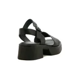 Sandalias negras de cuero sintético con plataforma y taco cuadrado. Tira ancha sobre el empeine con diseño tejido y pulsera al tobillo con hebilla.