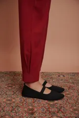 Pantalón de vestir color bordó, de corte babucha con pinzas, pretina ancha y bolsillos traseros con tapa.