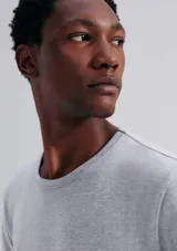 Remera azul marino de corte slim y mangas cortas.