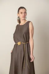 Vestido midi marrón de tejido tramado, corte suelto, sin mangas y con bolsillos laterales.