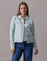 Campera de jean blanca, marca Baccini, con cuello solapa, bolsillos delanteros, abertura central con botones metálicos y terminación desflecada en el ruedo.
