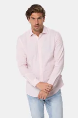 Camisa de manga larga, color celeste con finas rayas blancas, confeccionada en una mezcla de lino y algodón. Presenta un corte slim fit y no tiene bolsillo.