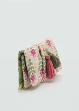 Funda joyero de rollo con estampado floral en tonos rosa y verde sobre fondo beige. Incluye tira para anillos y aretes, dos compartimentos con cremallera y cierre de tira.