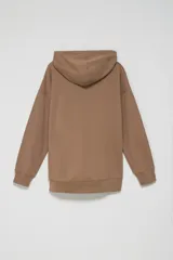 Hoodie deportivo color visón, de corte holgado, con capucha ajustable con cordones, bolsillo tipo canguro y puños y bajo acanalados.