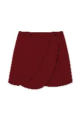 Minifalda color borgoña con corte tulipán y cierre lateral invisible.