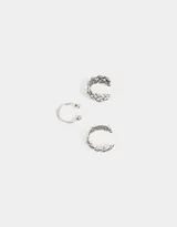 Set de tres earcuffs plateados de metal con diseño trenzado.