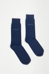 Pack de dos pares de medias de algodón azul marino con logo de Levi's en el tobillo.