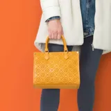 Cartera tote color suela con diseño rectangular en símil cuero y logotipo de XL Extra Large bordado en la parte frontal. Tiene acceso con cierre, un bolsillo interno con cierre, un bolsillo interno abierto, un bolsillo externo con cierre, correa regulable, herrajes plateados y un compartimiento. El interior está forrado en tela de algodón y poliéster.