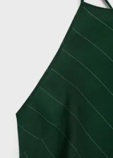 Vestido midi verde oscuro con estampado de rayas diagonales finas, cuello halter y tirantes finos.
