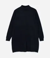 Vestido corto negro de punto ligero, con cuello alto y mangas largas.