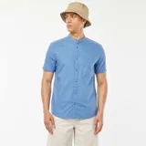 Camisa celeste de manga corta con cuello mao y cierre frontal con botones.