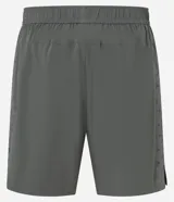 Bermuda deportiva color verde oliva, confeccionada en tejido tecnológico con toque leve y elástico. Cuenta con cintura elástica, cordón interno, bolsillos laterales y estampado reflectivo lateral.