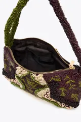 Bolso de hombro con cuerpo tejido y detalles de abalorios en tonos marrón, verde y beige. Cuenta con bolsillo interior y cierre de cremallera.
