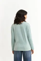 Remera color beige de plush con escote en V y mangas largas.