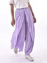 Pantalón palazzo lila con cintura elastizada y aberturas frontales.