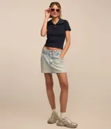 Blusa cropped de poliamida seamless color negro, con mangas cortas, textura waffle y cuello polo.