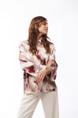 Camisa de poliéster con estampado abstracto en tonos blanco y rojo.