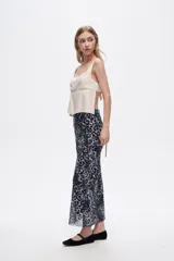 Musculosa color crudo de bretel ancho, corte al cuerpo y escote cuadrado.