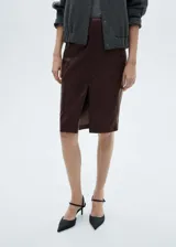 Falda midi de cuero sintético color marrón oscuro, corte recto con abertura en la parte posterior y cierre de cremallera invisible. Ideal para looks de oficina.