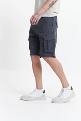 Bermuda cargo de corte clásico, confeccionada en tela resistente y cómoda, con pasa cintos, cremallera y botón.