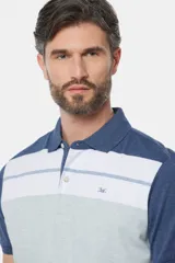 Remera polo de jersey con rayas horizontales en tonos de azul y blanco.