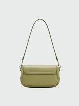 Bolso de hombro Marc Jacobs modelo The Clover, color rosa chicle, con correa fina al tono y cierre con el logo de la marca.
