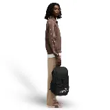 Mochila Puma negra con logo blanco estampado en el frente, bolsillo frontal con cierre, bolsillo lateral de red, correas acolchadas ajustables y capucha impermeable oculta en la parte superior.