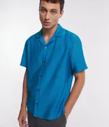 Camisa de hombre color verde claro, corte slim, de manga corta y cuello inglés. Confeccionada en viscosa texturizada.