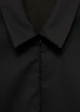 Minivestido negro de poliéster, viscosa y elastano, con cuello camisero, cierre frontal con cremallera, mangas cortas, corte entallado y costuras decorativas.