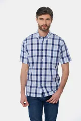 Camisa de manga corta con estampado a cuadros en tonos azul y blanco.