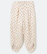 Pantalón modelo aladino en viscolino, con cintura elástica, bolsillos laterales y puños diferenciados. Estampado de mini tucanes.