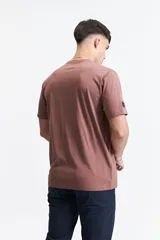 Remera celeste de manga corta con cuello redondo y estampado en el frente.