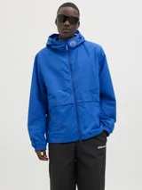 Campera azul de nylon con capucha, cierre frontal con cremallera, bolsillos delanteros y puños elásticos.