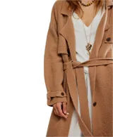 Tapado largo de lana color tostado con diseño tipo trench. Presenta solapas anchas, cierre frontal con botones, bolsillos laterales y detalle de trabas con botones en los puños.