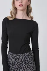 Body blanco de manga larga, corte ajustado al cuerpo, con escote bote.