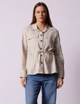 Sobrecamisa blanca de lino y rayón, marca Dash, con cuello solapa, abertura central con botones, bolsillos delanteros y cintura ajustable con jareta interna.