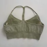 Top deportivo negro con efecto lavado, breteles finos y espalda deportiva.
