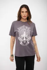 Remera de manga corta color gris oscuro con un estampado grande en blanco que incluye una guitarra acústica con alas y el texto "Acoustic Music".