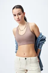 Top deportivo color marrón claro, de diseño seamless, con escote en V y breteles anchos.