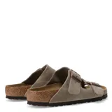 Sandalias Birkenstock Arizona BS, color taupe, con dos correas ajustables con hebillas metálicas cobrizas y plantilla anatómica de corcho y látex.