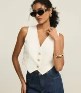 Chaleco color crudo confeccionado en sarga con botones delanteros de escudo y pences. Este producto posee algodón certificado BCI en su composición, siendo ambientalmente más sostenible.