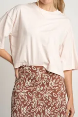 Remera rosa de algodón peinado, corte al cuerpo y mangas cortas.