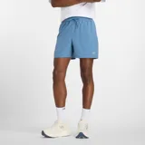 Short deportivo New Balance color celeste, con cintura elástica ajustable con cordón, bolsillos laterales y logo reflectante.