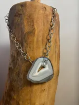 Collar con cadena dorada de eslabones grandes y dije de piedra ágata verde. Cada dije es único y puede variar ligeramente de la foto.