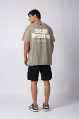 Remera gris oscuro con efecto gastado, de algodón peinado, con cuello redondo y estampado pequeño en el pecho.