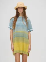 Vestido corto con corte básico y cuello redondo, con puños a rayas en color contrastante.