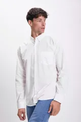 Camisa blanca de manga larga con cuello abotonado y bolsillo en el pecho.