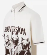 Camisa oversized color crema con cuello polo y cierre de cremallera. Estampado frontal con la palabra "Subversion" y tres lobos.